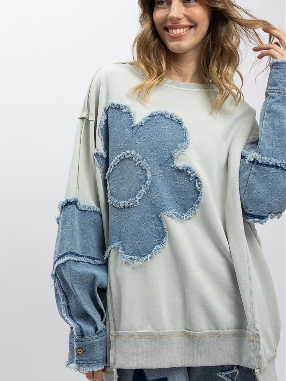 🆕 Bluevelvet Oversized Tunic Sweatshirt w Denim-Blue Floral Appliqué. M. NWT!🔥🔥